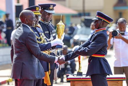 H.E President William Ruto awards an officer during the 149th Pass out Parade at National Police College, Kiganjo.